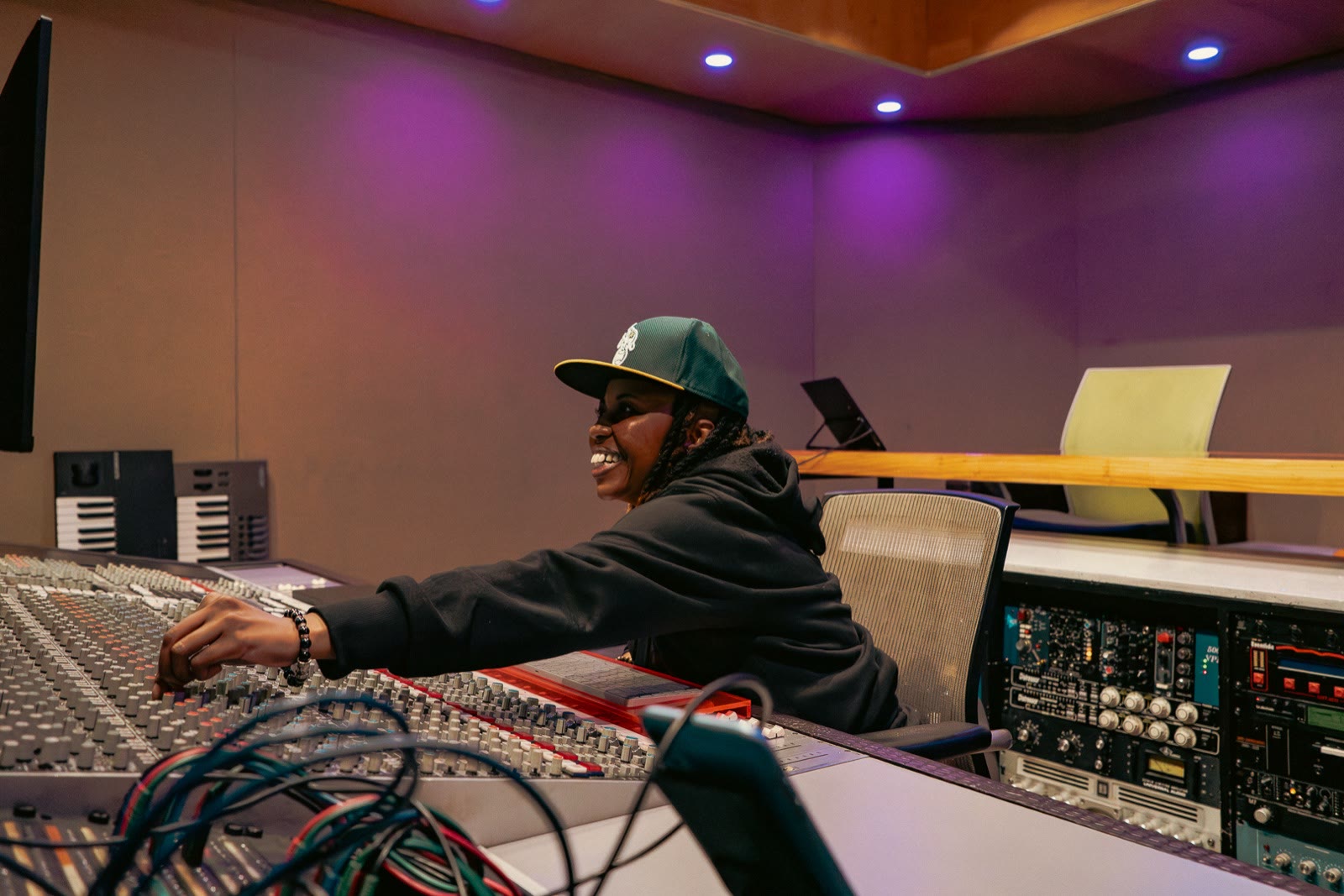 Blauwave working at the mixing console